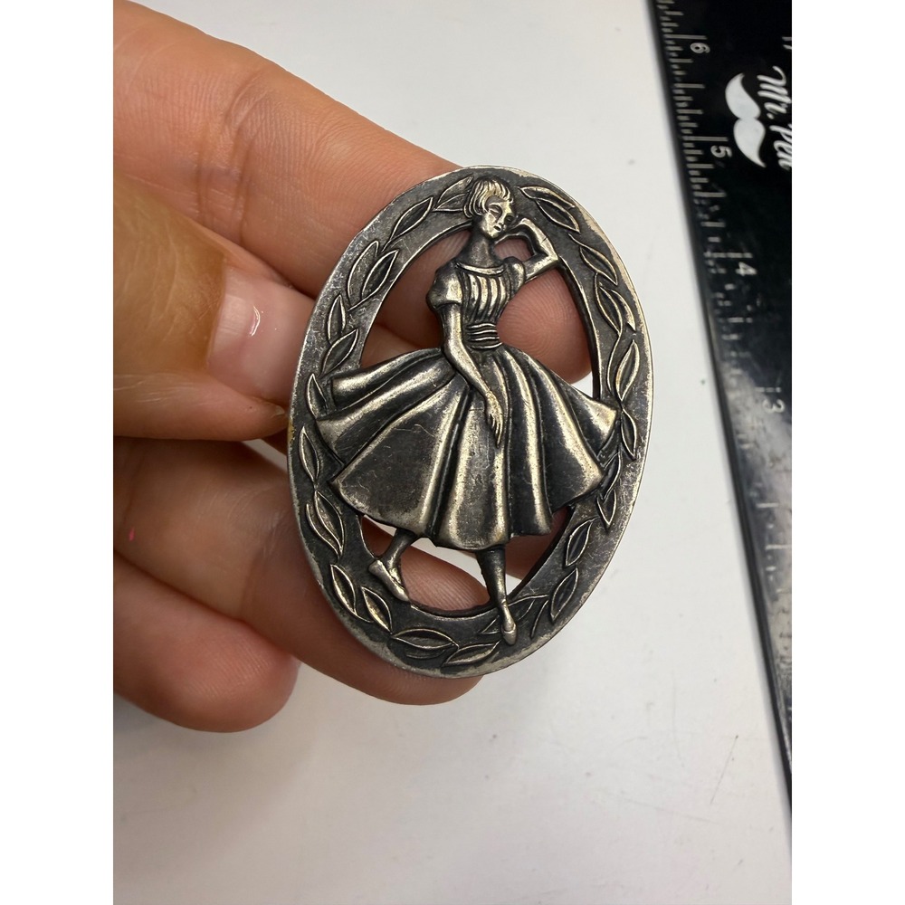 Singer Teenage Dressmaking Contest Qualifier Award Brooch Pin Silver Tone Oval